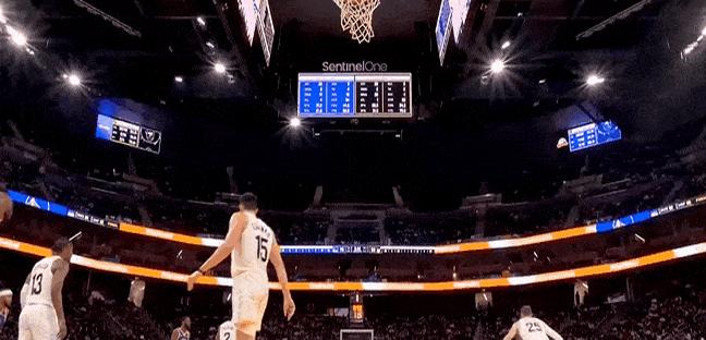 湖人观众热烈欢呼!,阿扎伦卡迎来十二赛季出色发挥观众掌声雷动 湖人观众热烈欢呼!,阿扎伦卡迎来十二赛季出色发挥观众掌声雷动